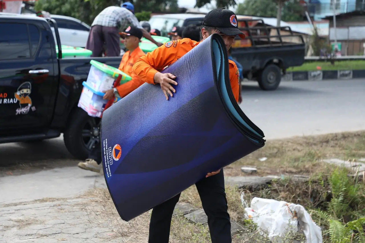 Bantuan berupa alas tidur juga diberikan oleh BNPB kepada para warga terdampak yang mengungsi melalui BPBD Provinsi Riau dan BPBD Kota Pekanbaru, Kamis (17/1).